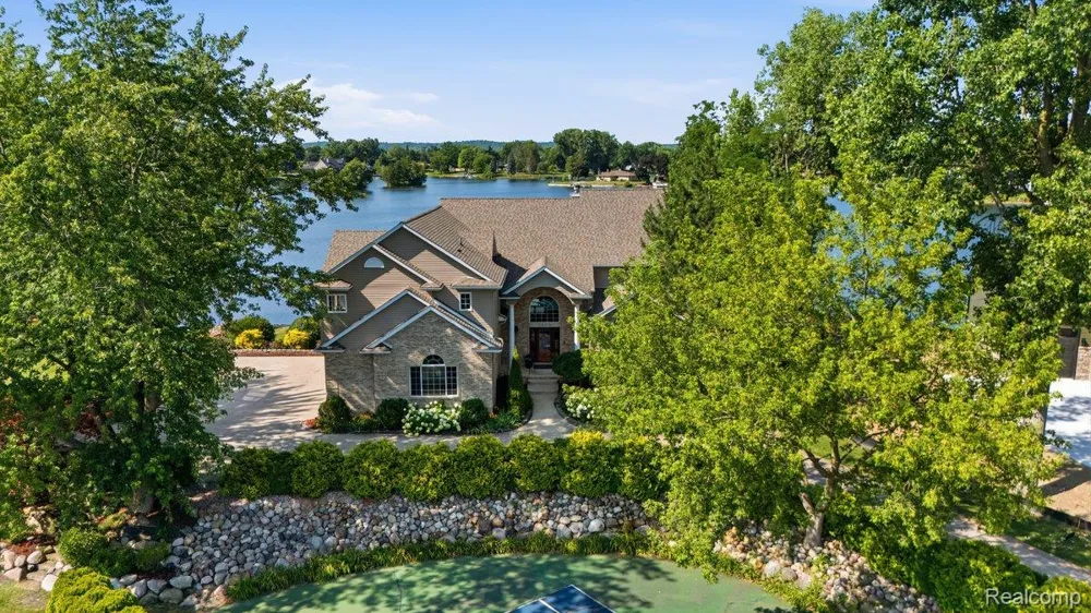 9669 Steephollow Drive White Lake Charter Township, MI 48386