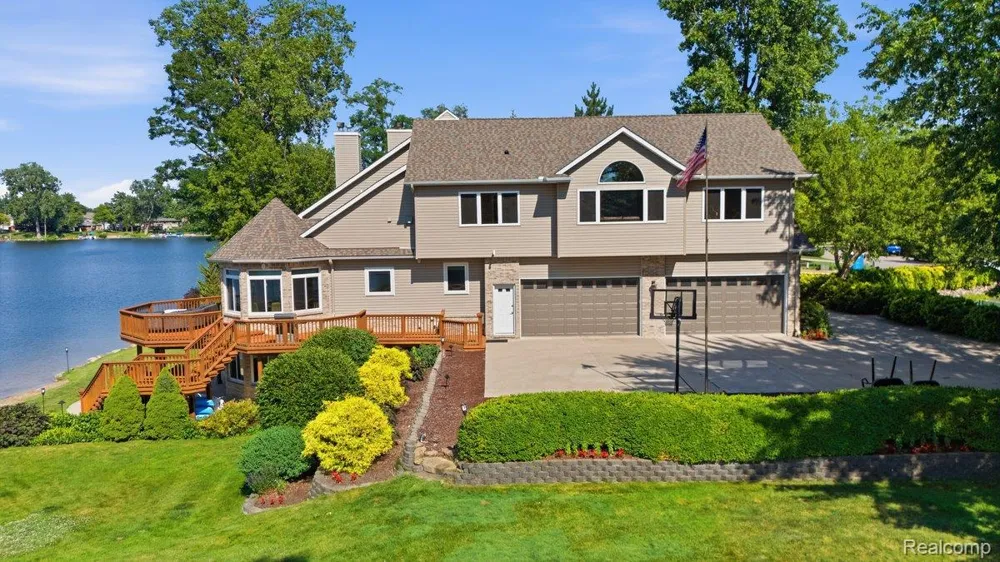 9669 Steephollow Drive White Lake Charter Township, MI 48386