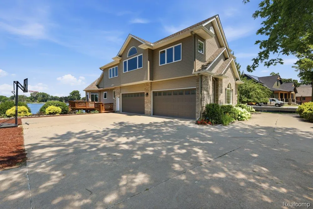 9669 Steephollow Drive White Lake Charter Township, MI 48386