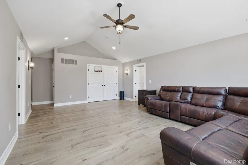 9669 Steephollow Drive White Lake Charter Township, MI 48386