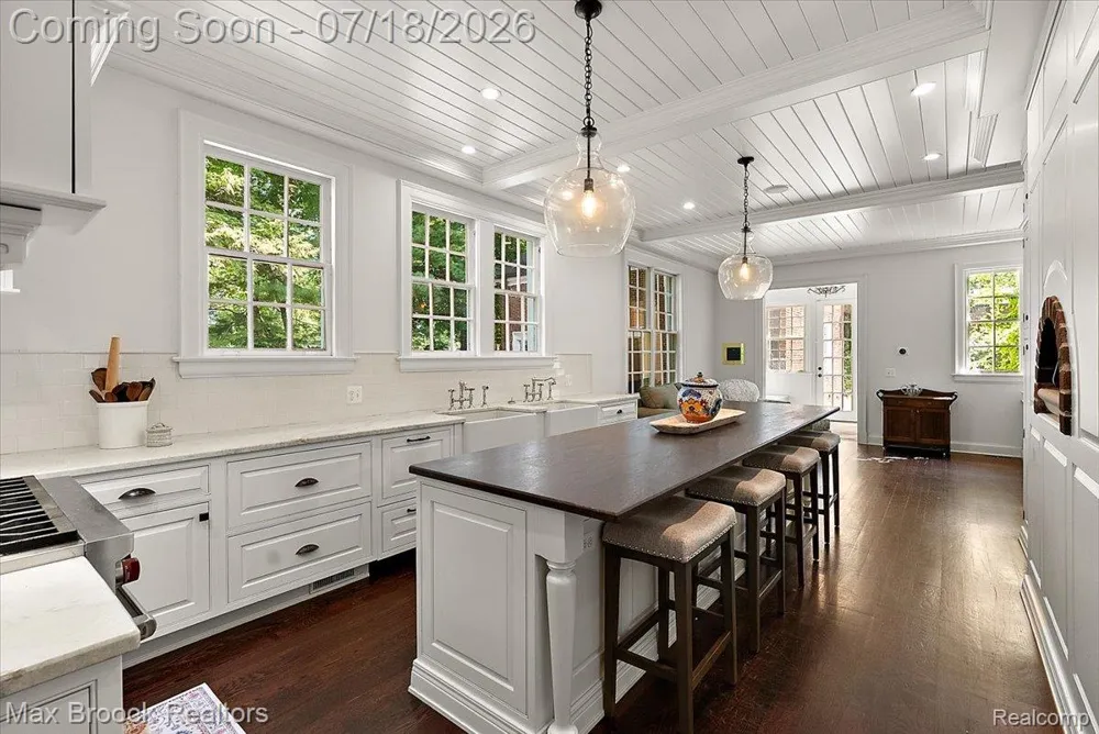 294 Lincoln Road Grosse Pointe City, MI 48230