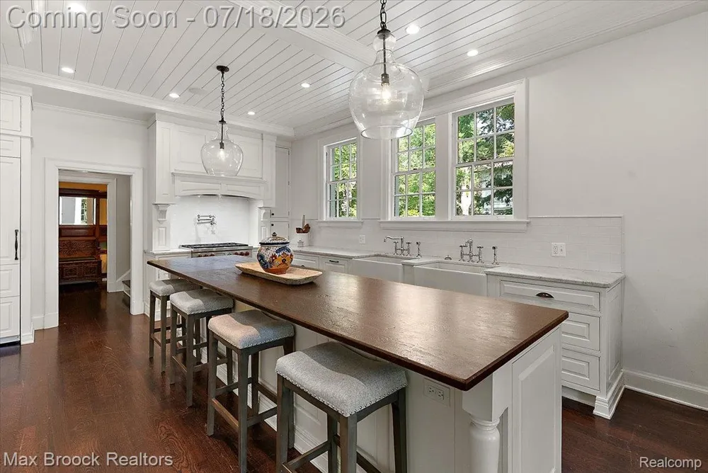 294 Lincoln Road Grosse Pointe City, MI 48230