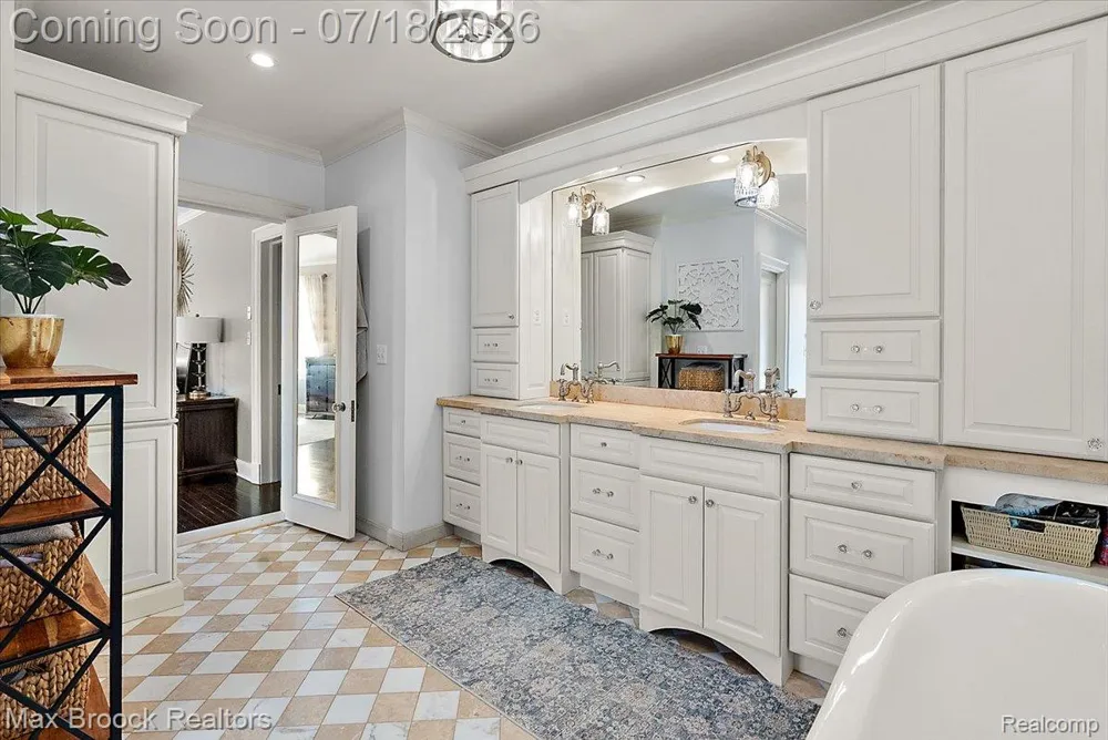294 Lincoln Road Grosse Pointe City, MI 48230