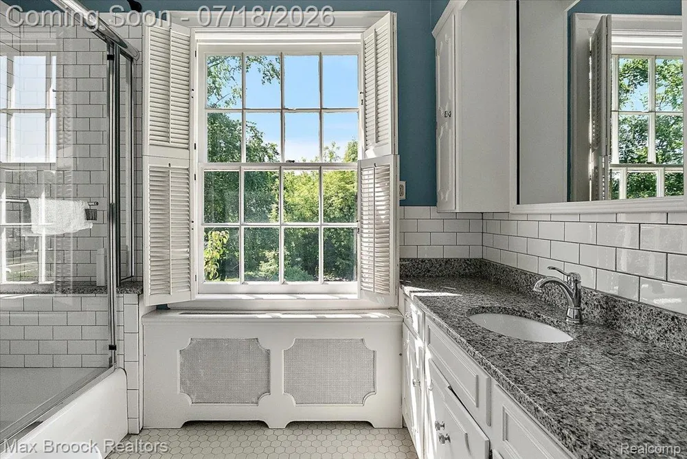 294 Lincoln Road Grosse Pointe City, MI 48230