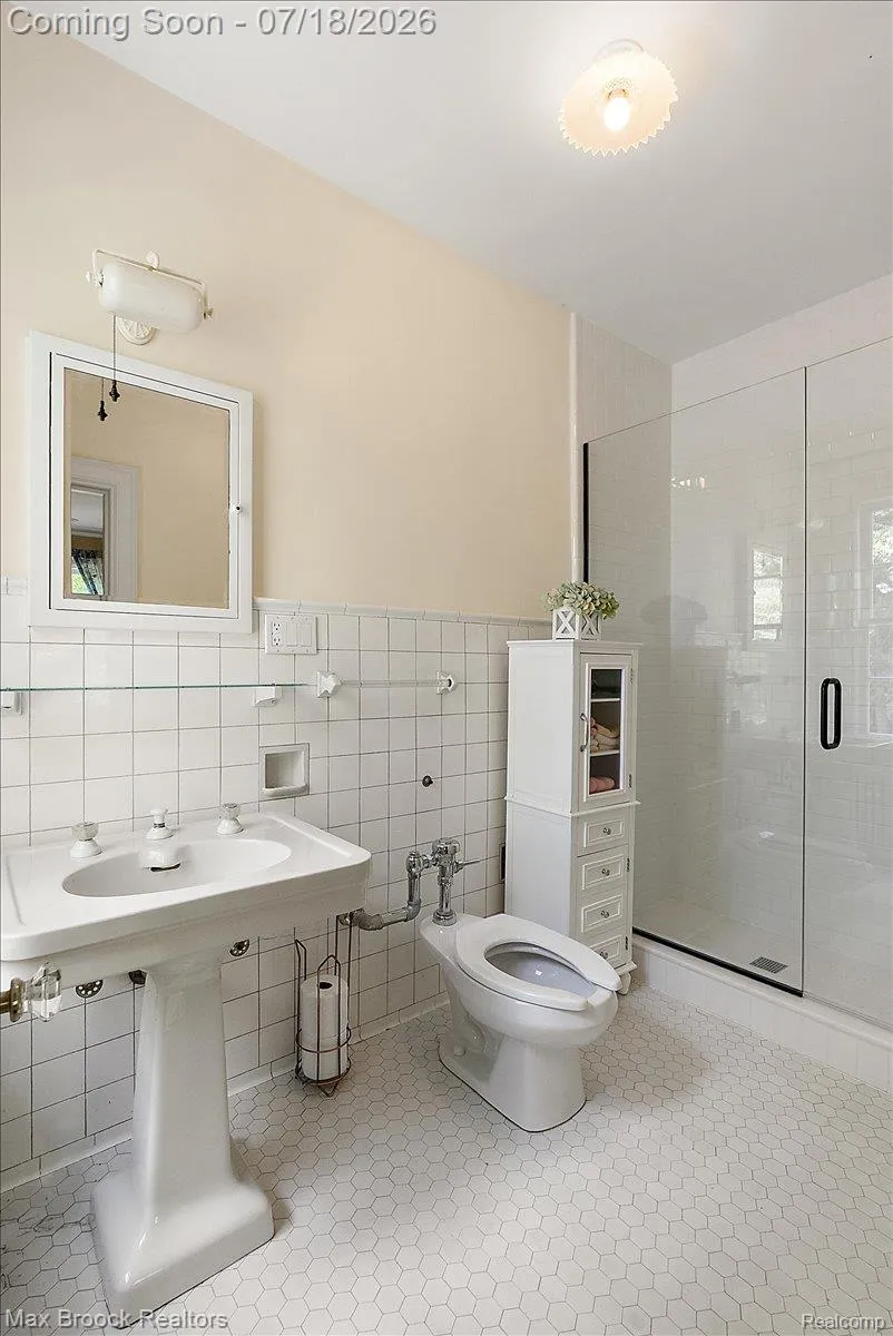 294 Lincoln Road Grosse Pointe City, MI 48230