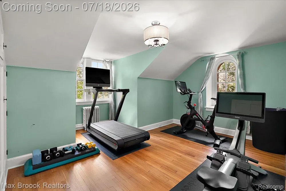 294 Lincoln Road Grosse Pointe City, MI 48230