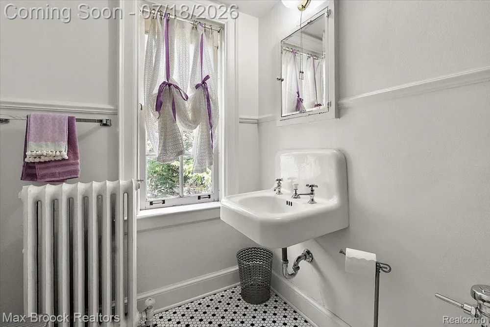 294 Lincoln Road Grosse Pointe City, MI 48230