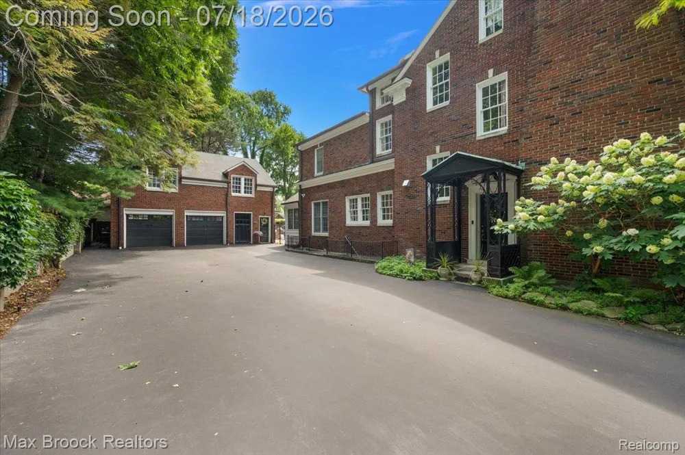 294 Lincoln Road Grosse Pointe City, MI 48230