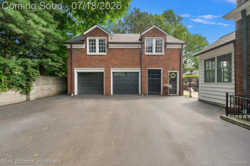 294 Lincoln Road Grosse Pointe City, MI 48230