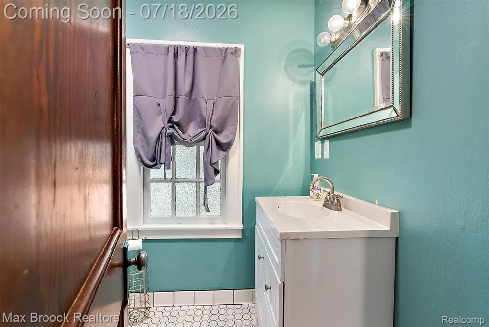 294 Lincoln Road Grosse Pointe City, MI 48230