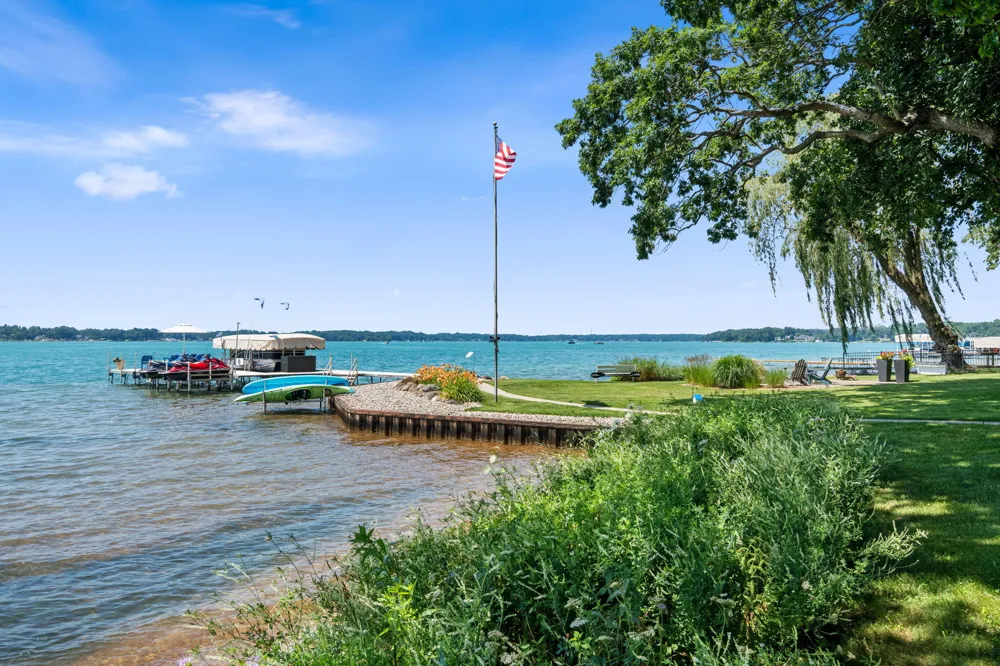 3052 Oakdale Avenue Hickory Corners, MI 49060