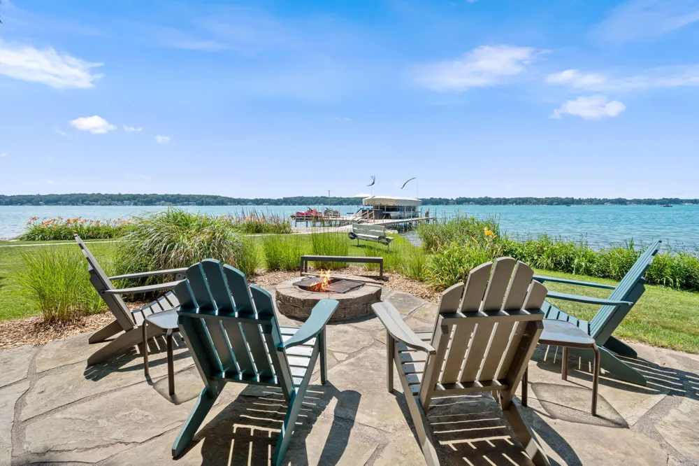3052 Oakdale Avenue Hickory Corners, MI 49060