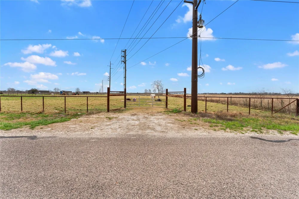 311 County Road 18 Damon, TX 77430