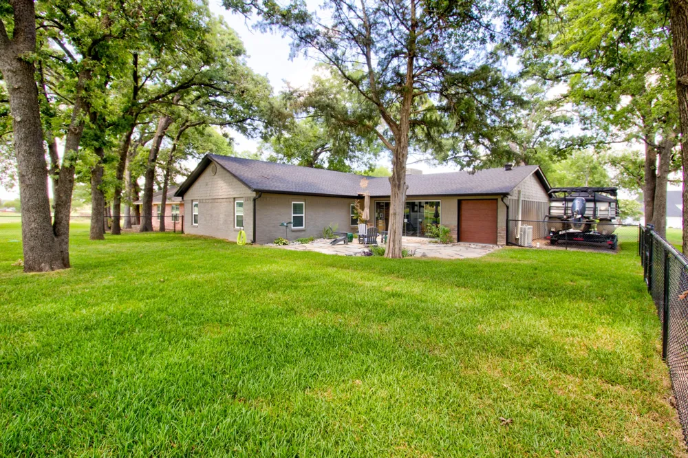 1118 Kiowa Drive W Lake Kiowa, TX 76240