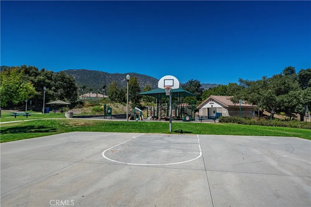 2560 Galicia La Verne, CA 91750