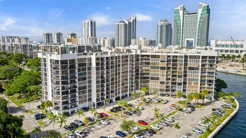 200 Leslie Dr #930