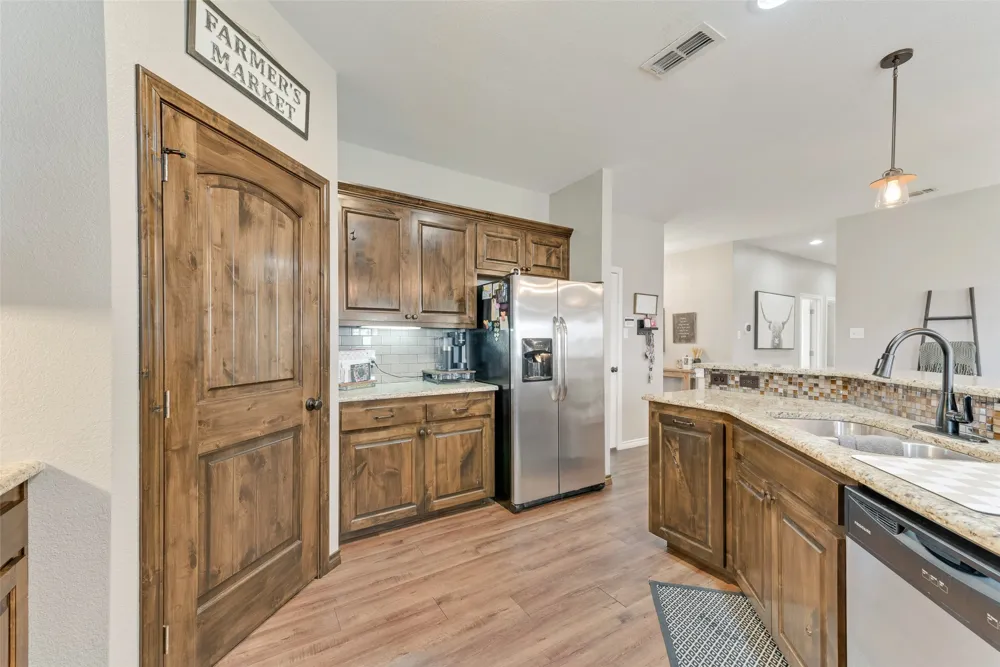 120 Horseshoe Lake Drive Edgewood, TX 75117