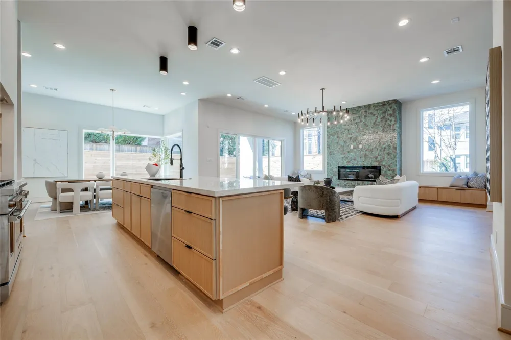 1701 Banks Street Houston, TX 77098