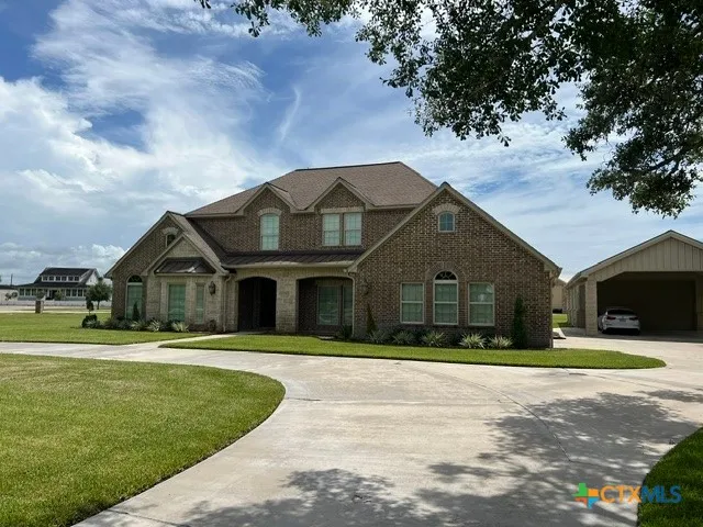 11 Post Oak Glen Inez, TX 77968