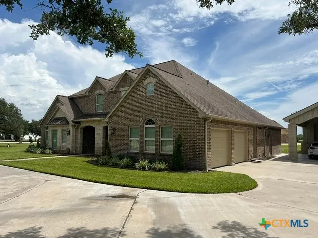 11 Post Oak Glen Inez, TX 77968