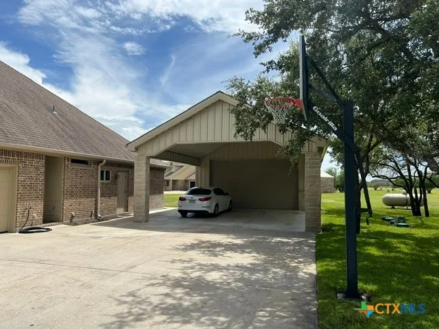 11 Post Oak Glen Inez, TX 77968
