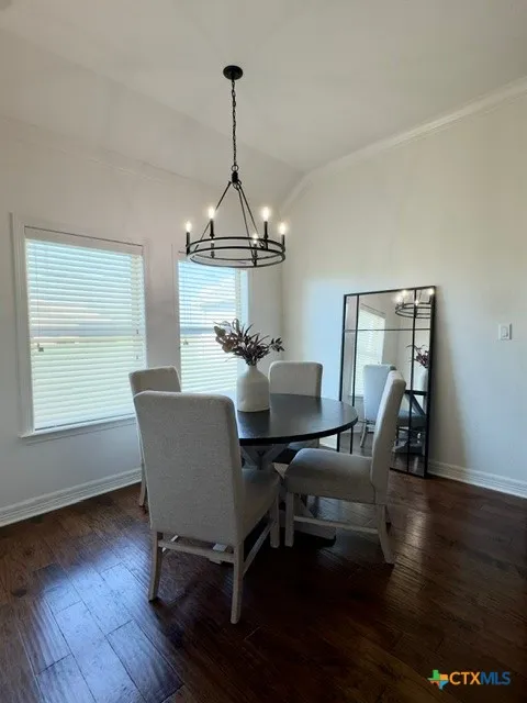 11 Post Oak Glen Inez, TX 77968