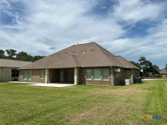 11 Post Oak Glen Inez, TX 77968