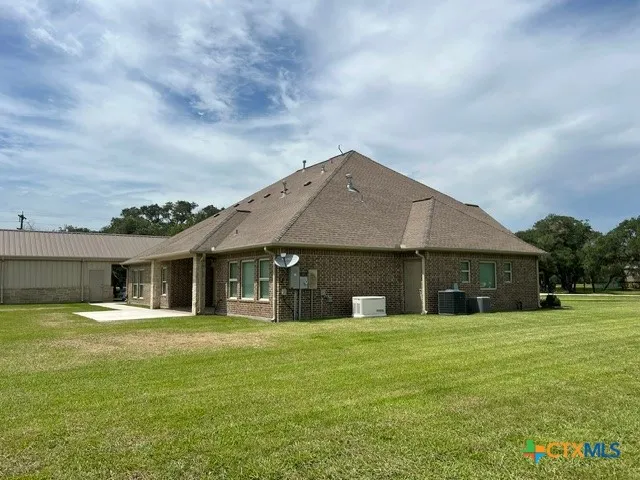 11 Post Oak Glen Inez, TX 77968