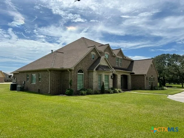 11 Post Oak Glen Inez, TX 77968