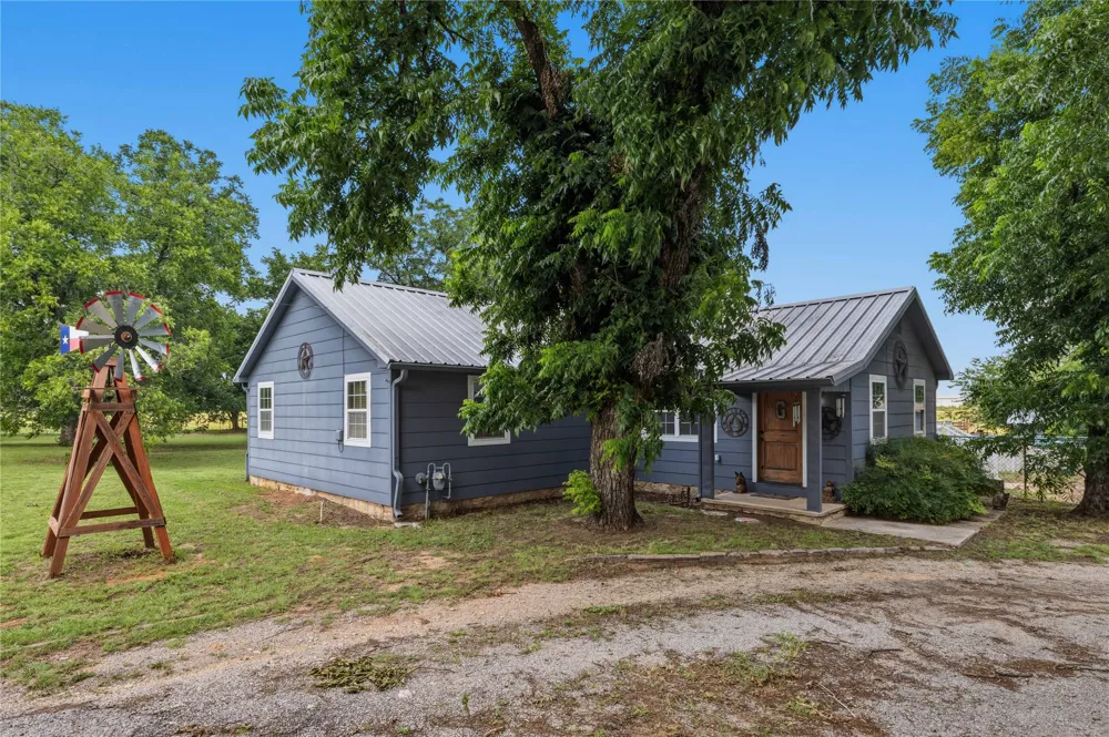 304 Victor Street Comanche, TX 76442