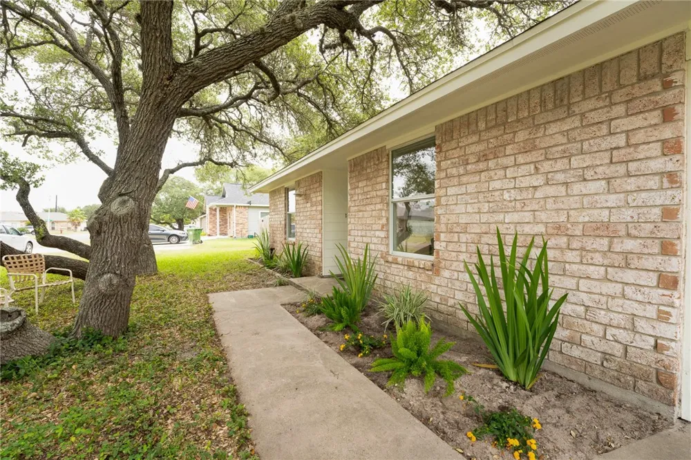 109 Saunders Lane Aransas Pass, TX 78336