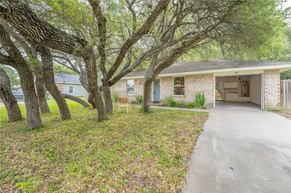 109 Saunders Lane Aransas Pass, TX 78336