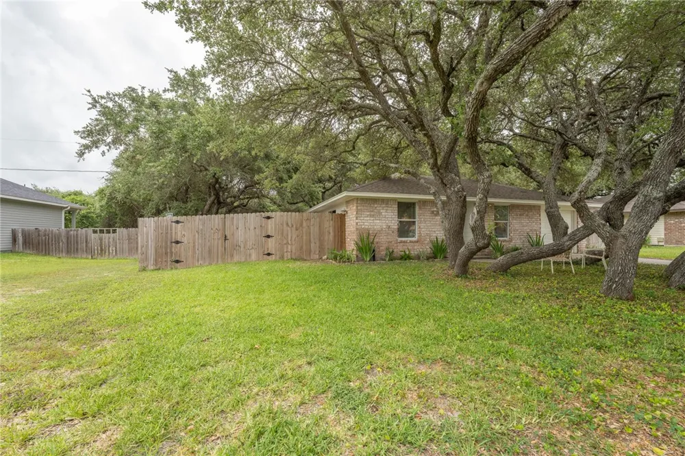 109 Saunders Lane Aransas Pass, TX 78336