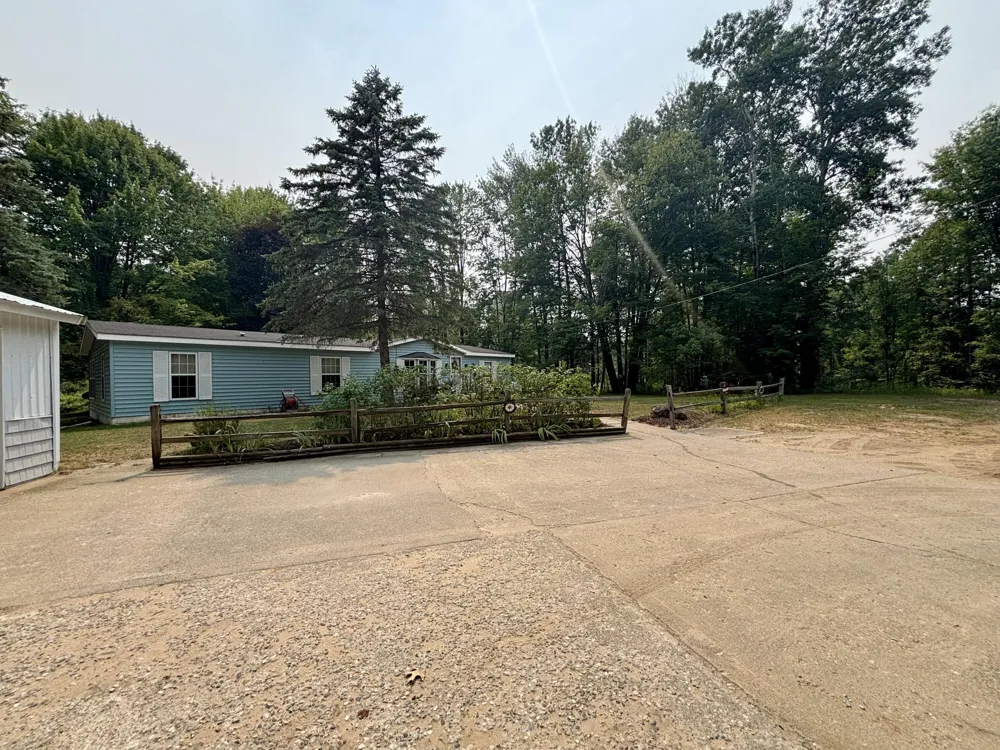8464 15 Mile Road Paris, MI 49338