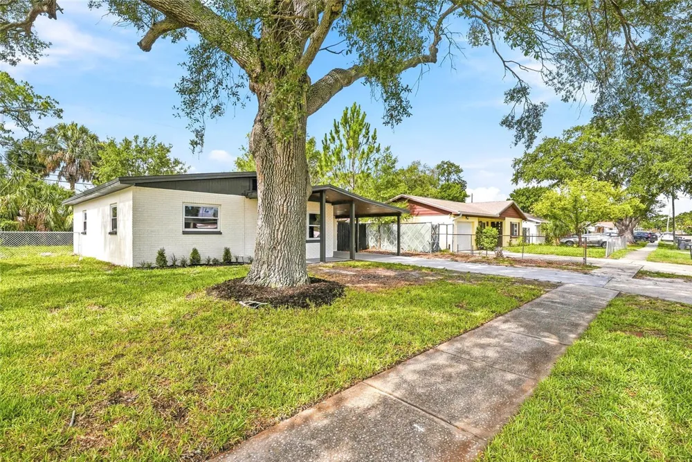 8118 TANGLEWOOD LANE Tampa, FL 33615