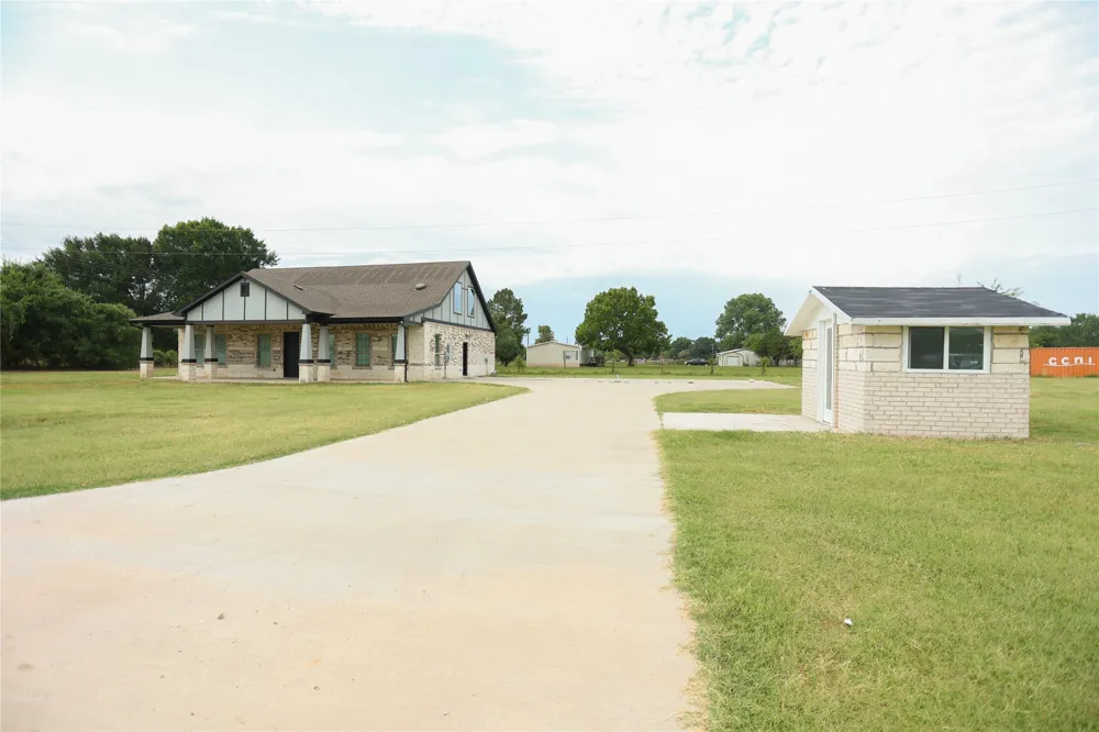 17816 County Road 4072 Kemp, TX 75143