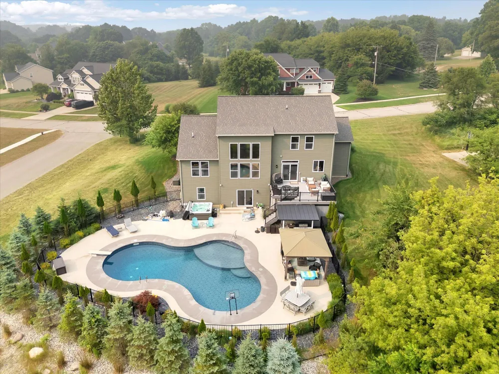 8911 Hopewell Drive NE Algoma Township, MI 49341