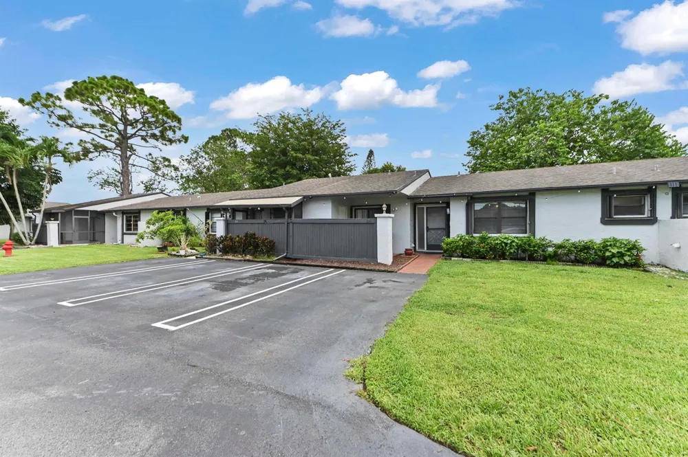 84 Conaskonk Circle Royal Palm Beach, FL 33411