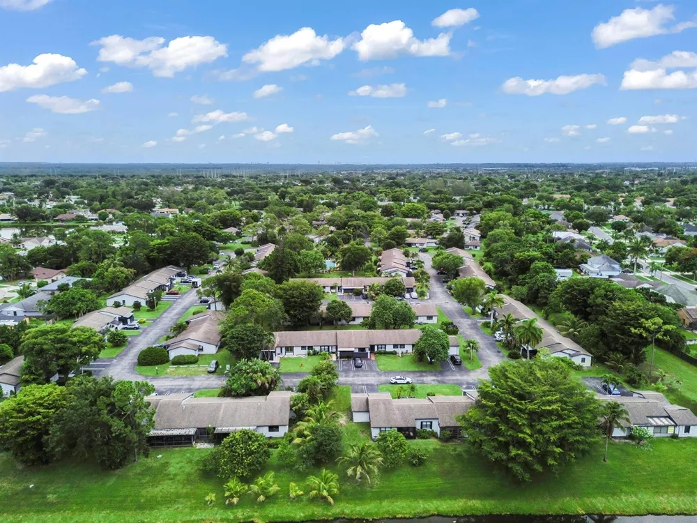 84 Conaskonk Circle Royal Palm Beach, FL 33411