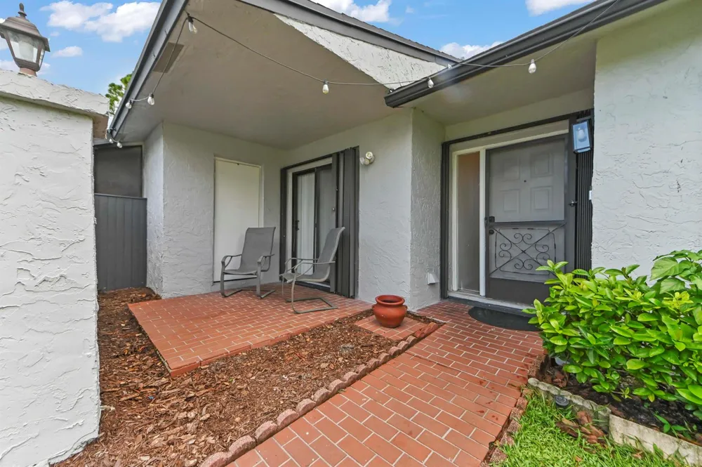 84 Conaskonk Circle Royal Palm Beach, FL 33411
