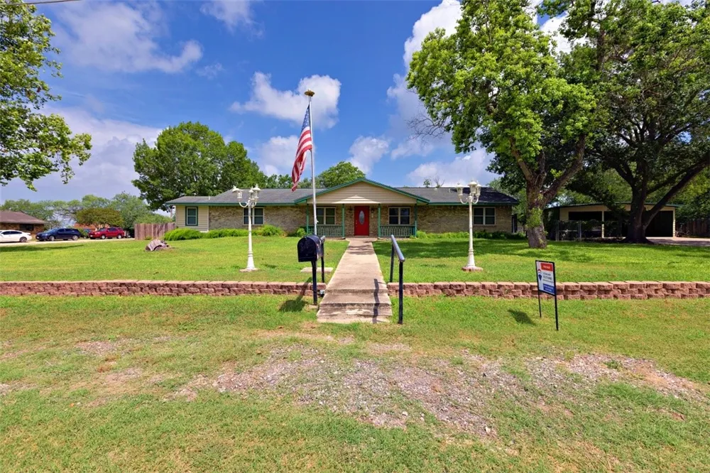 601 Poplar Street Jourdanton, TX 78026