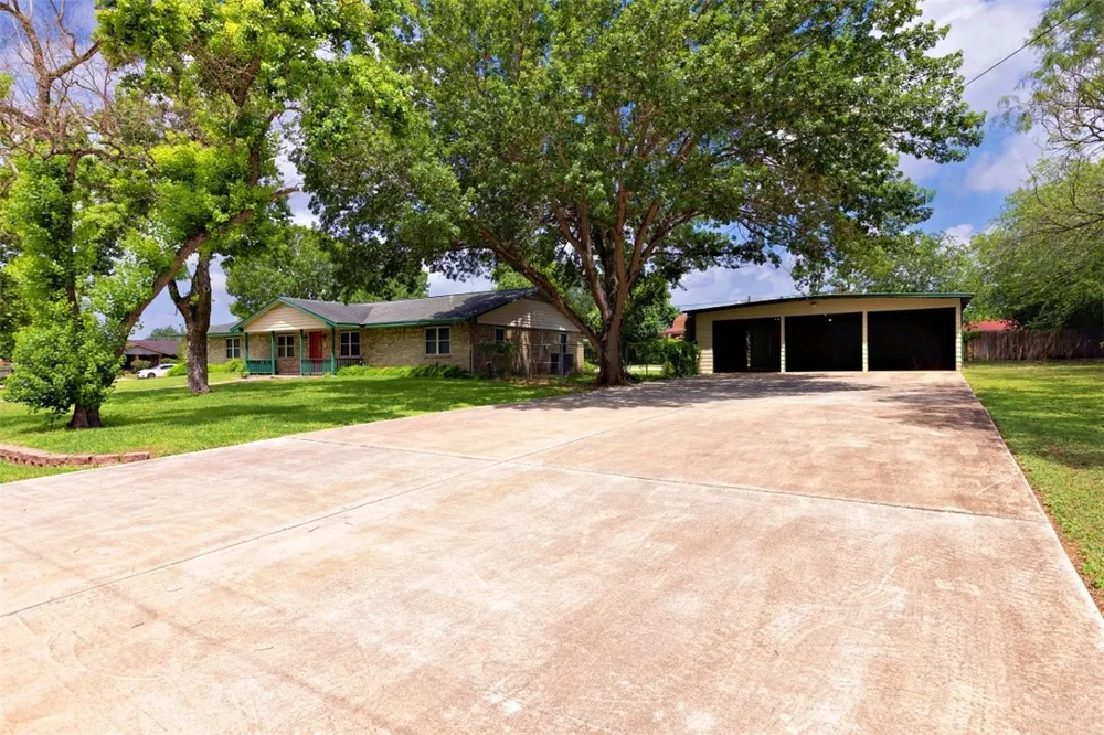 601 Poplar Street Jourdanton, TX 78026