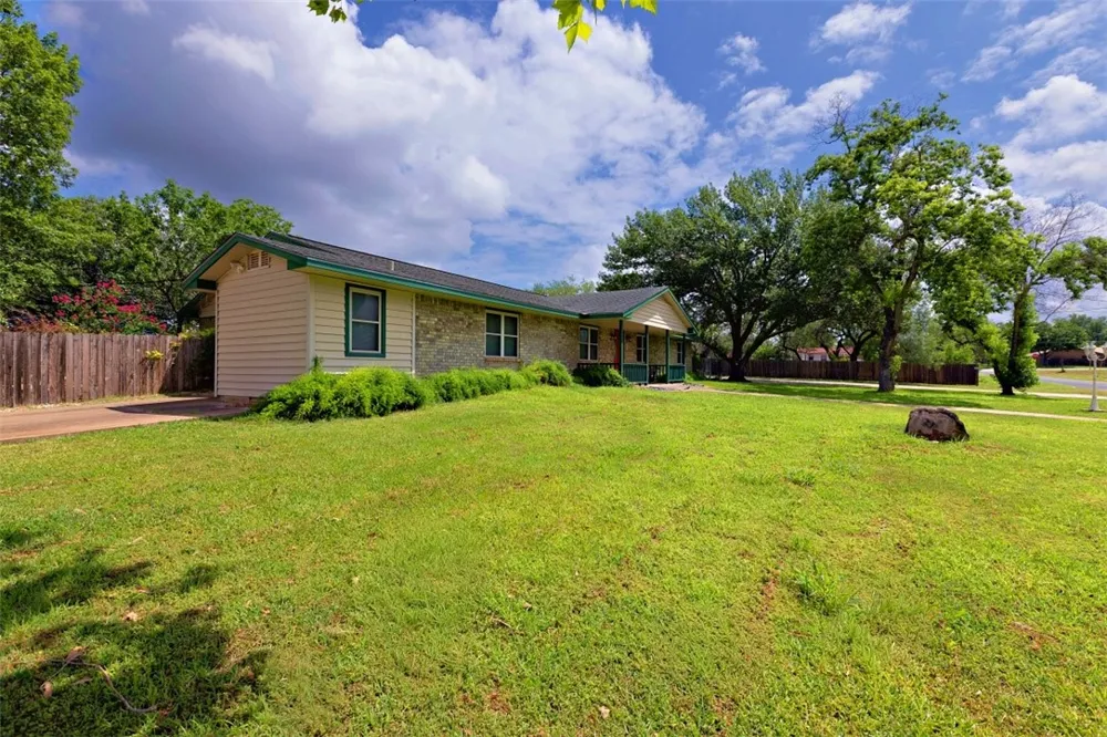 601 Poplar Street Jourdanton, TX 78026