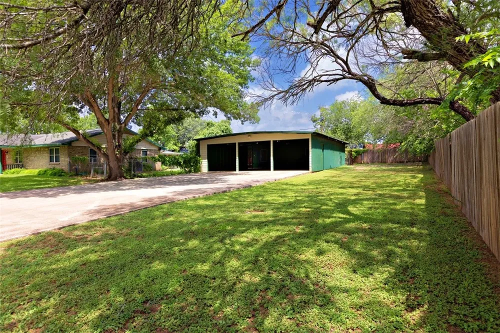 601 Poplar Street Jourdanton, TX 78026