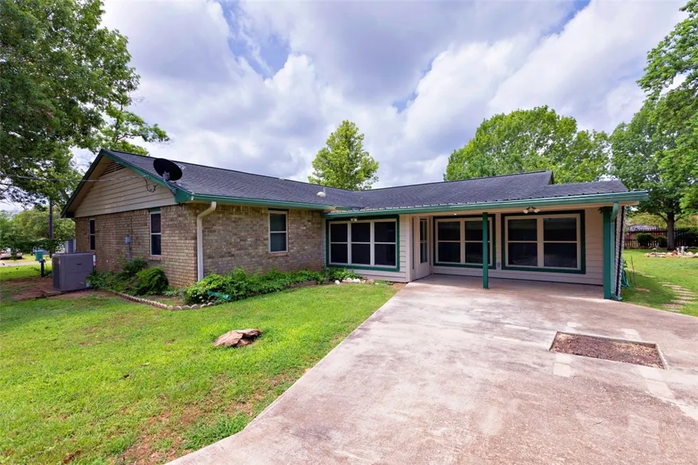 601 Poplar Street Jourdanton, TX 78026