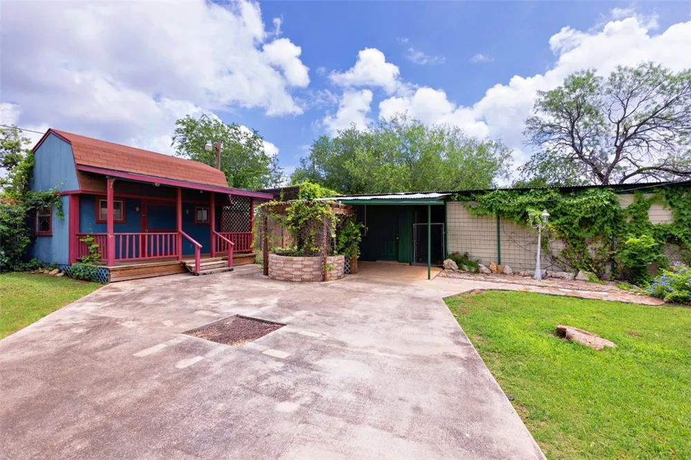 601 Poplar Street Jourdanton, TX 78026
