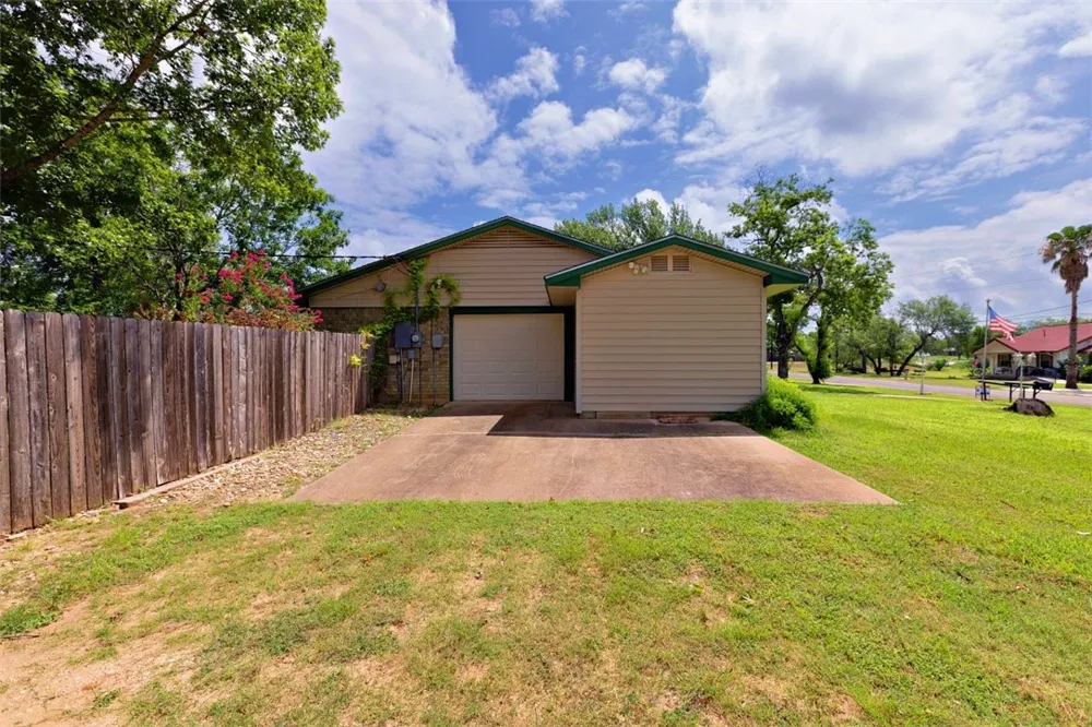 601 Poplar Street Jourdanton, TX 78026