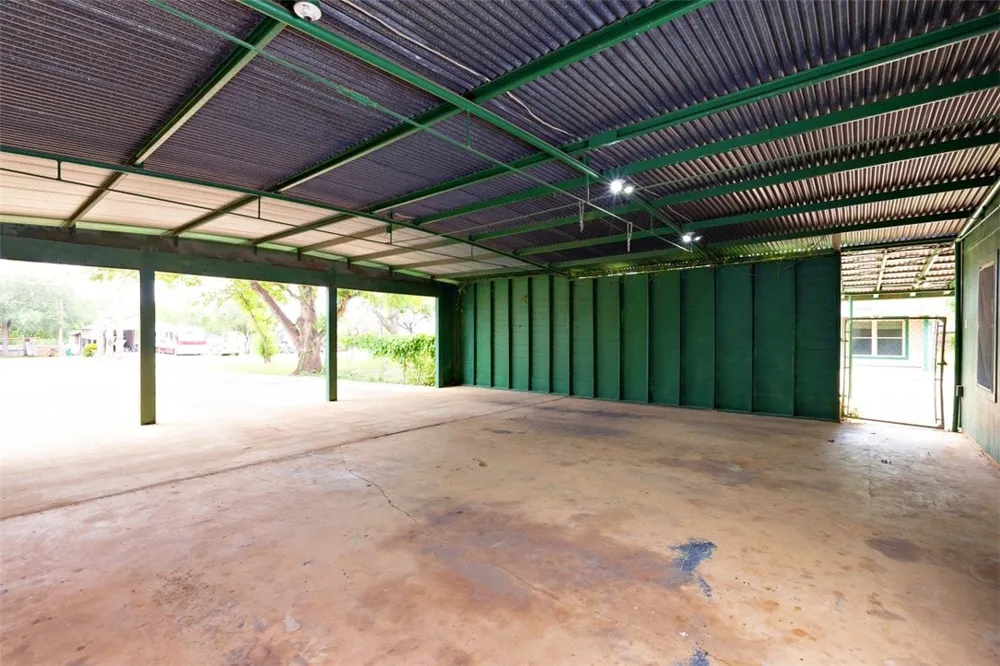 601 Poplar Street Jourdanton, TX 78026