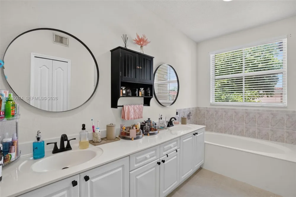 913 NW 135th Ave Pembroke Pines, FL 33028