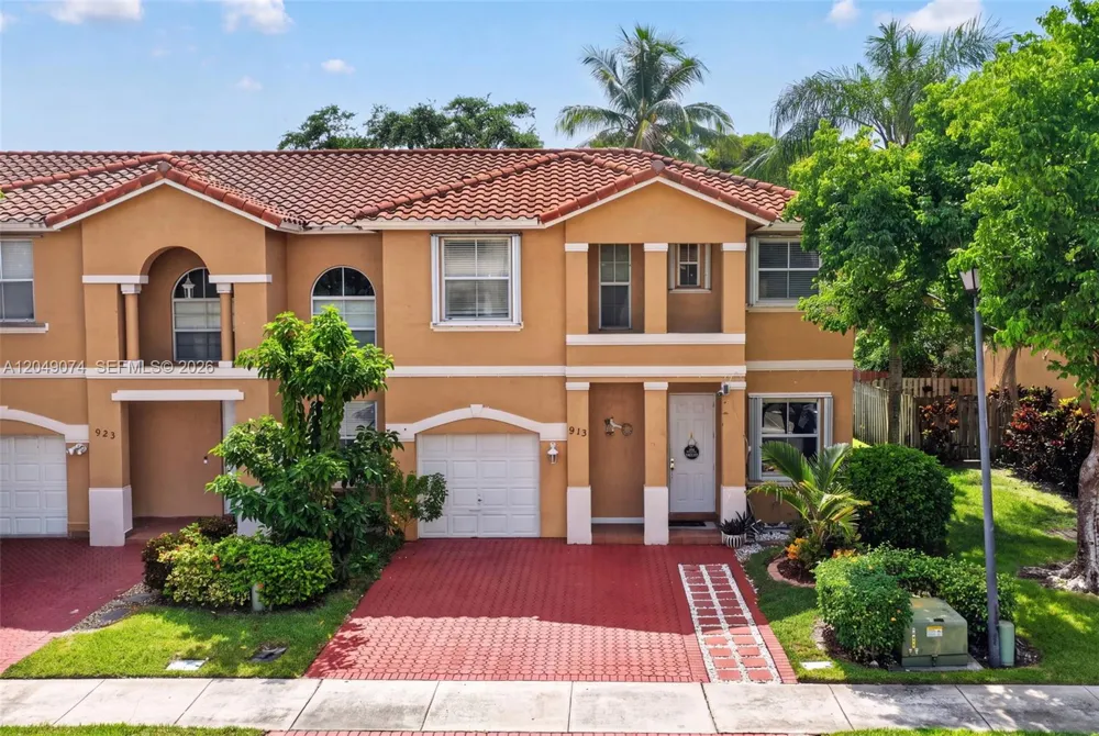 913 NW 135th Ave Pembroke Pines, FL 33028